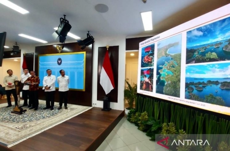 Energy and Mineral Resources (ESDM) Minister Bahlil Lahadalia in a press conference at the Presidential Palace in Jakarta on June 10, 2025. ANTARA/Andi Firdaus.
