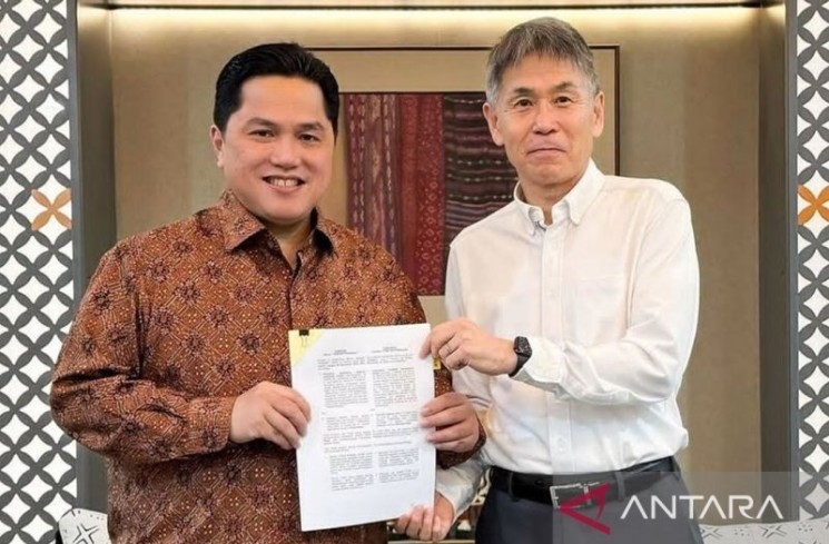 Ketua Umum Persatuan Sepakbola Seluruh Indonesia (PSSI) Erick Thohir (kiri) bersama instruktur wasit asal Jepang Yoshimi Ogawa berfoto usai menandatangani kontrak kerja sama di Jakarta, Sabtu (7/12/2024). (ANTARA/HO-Akun instagram @erickthohir) (ANTARA/HO-Akun instagram @erickt)