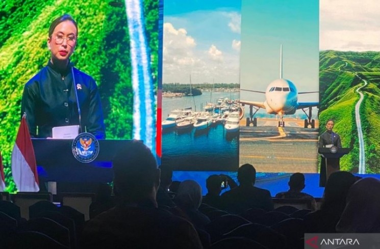 Menteri Pariwisata Widiyanti Putri Wardhana menyampaikan sejumlah tantangan yang dihadapi dalam pembangunan infrastruktur di sektor pariwisata dalam acara International Conference of Infrastructure (ICI) 2025 di Jakarta, Kamis (12/6/2025). ANTARA/Hreeloita Dharma Shanti
