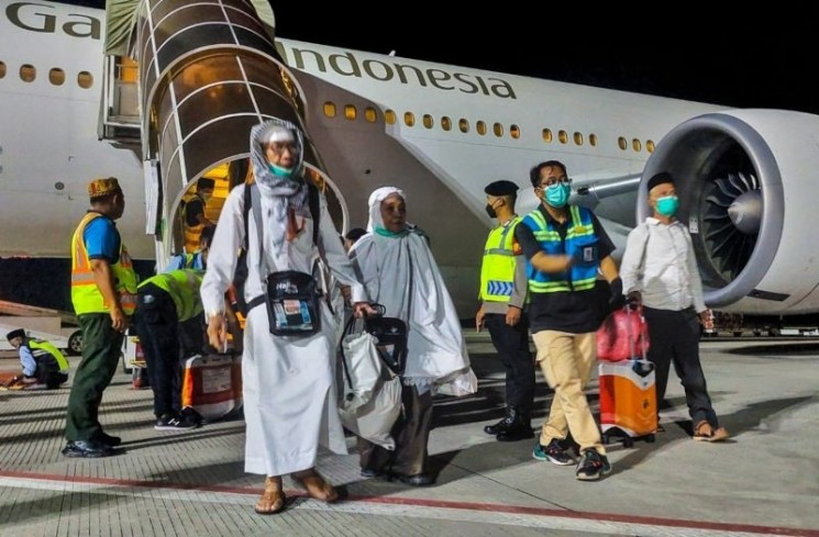 Jamaah haji asal NTB kloter pertama saat tiba di Bandara Internasional Lombok, Kamis (12/06/2025).ANTARA/Ho-Humas Bandara Lombok
