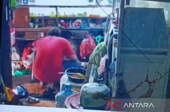 Terekam CCTV, Karyawan Konter Pulsa di Jakpus Curi Uang Bos dan Kabur ke Kuningan
