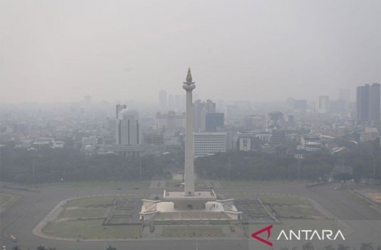 Ilustrasi - Suasana tugu Monas yang tertutup oleh kabut polusi di Jakarta. ANTARA FOTO/Akbar Nugroho Gumay/hp/am
