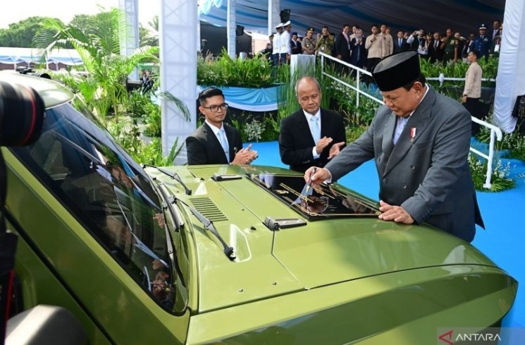 Presiden Prabowo Subianto secara resmi meluncurkan kendaraan listrik taktis terbaru produksi PT Pindad, yakni MV3-EV "PANDU" pada pameran pertahanan Indo Defence 2025 Expo & Forum, yang digelar di JIEXPO Kemayoran, Jakarta, pada Rabu (11/6/2025). (ANTARA/HO-Biro Pers Sekretariat Presiden)
