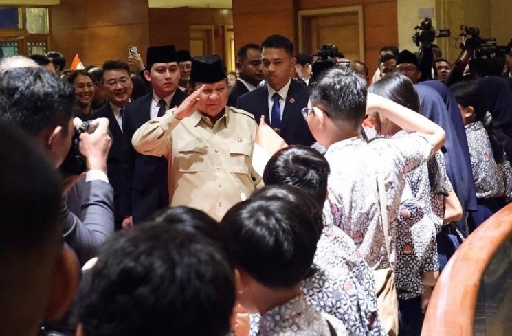Presiden RI Prabowo Subianto memberikan salam hormat kepada siswa Sekolah Indonesia Singapura (SIS) di lobi hotel tempat Kepala Negara menginap di Singapura, Minggu (15/6/2025). (ANTARA/HO-Tim Media Presiden Prabowo)
