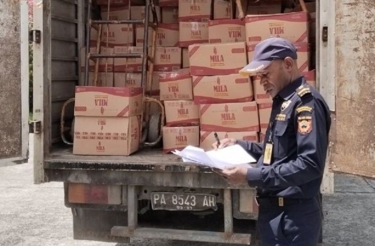 Petugas Bea Cukai Jayapura nampak sedang memeriksa dokumen barang yang hendak diekspor melalui PLBN Skouw ke PNG. (ANTARA/HO/Dok Bea Cukai Jayapura)
