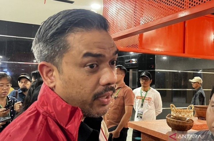Menteri Usaha Mikro, Kecil dan Menengah (UMKM) Maman Abdurrahman saat menanggapi pertanyaan awak media di Jakarta, Selasa (17/6/2025). (ANTARA/Arnidhya Nur Zhafira)
