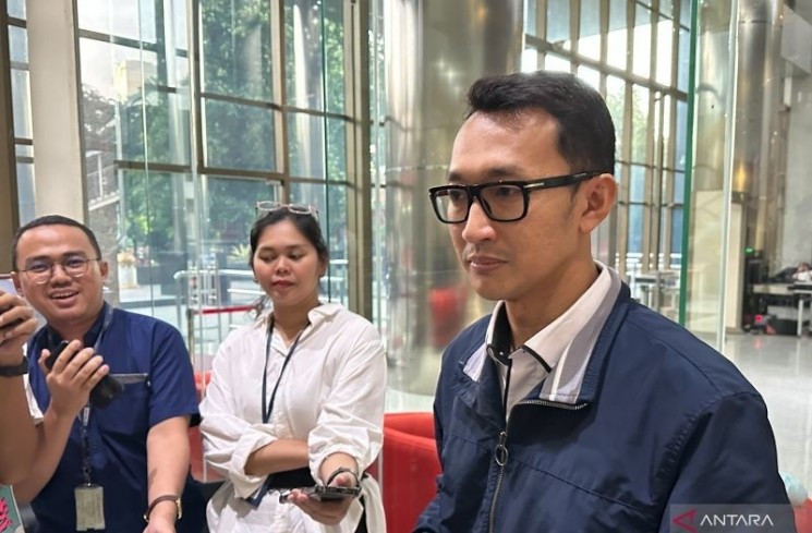 Juru Bicara Komisi Pemberantasan Korupsi Budi Prasetyo (kanan). ANTARA/Rio Feisal
