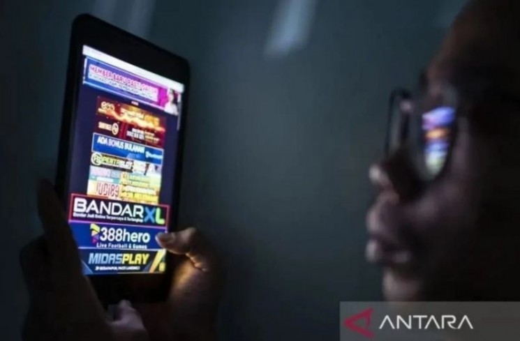 Ilustrasi - Warga melihat iklan judi online melalui gawainya di Jakarta. ANTARA FOTO/Aprillio Akbar/rwa/pri
