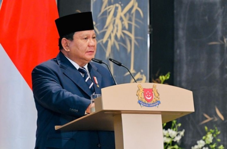 Presiden RI Prabowo Subianto memberikan pernyataan pers bersama dalam pertemuan tahunan Leaders’ Retreat dengan Perdana Menteri Singapura Lawrence Wong di Parliament House, Singapura, Senin (16/6/2025). ANTARA/HO-Biro Pers Sekretariat Presiden
