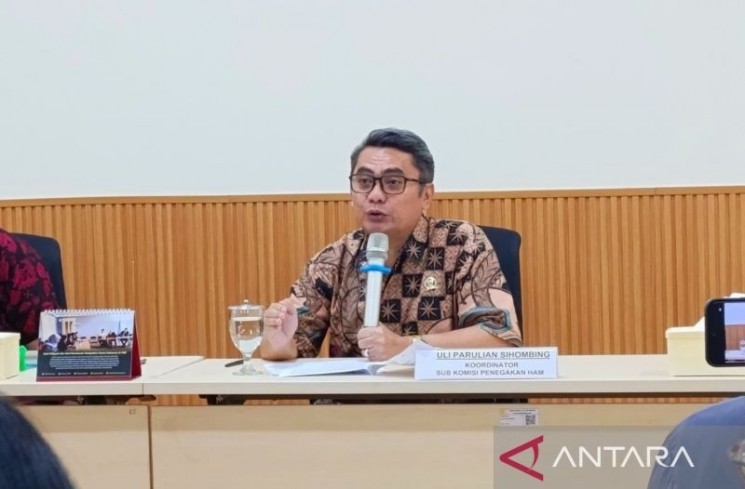 Anggota Komnas HAM Uli Parulian Sihombing dalam konferensi pers di Jakarta, Jumat (23/5/2025). (ANTARA/Agatha Olivia Victoria)
