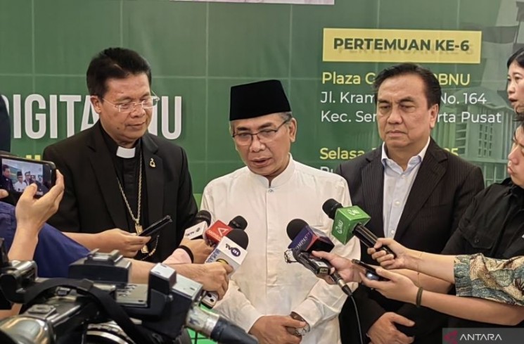 Ketua Umum PBNU Yahya Cholil Staquf (tengah) bersama Ephorus Huria Kristen Batak Protestan (HKBP) Pdt. Victor Tinambunan (kiri) dan Effendy Simbolon (kanan) sesuai menggelar pertemuan di Kantor PBNU, Jakarta, Rabu (18/6/2025). ANTARA/Asep Firmansyah

