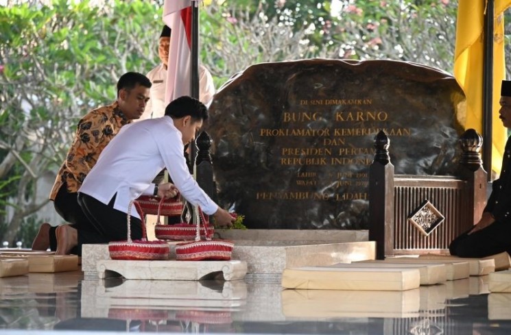 Wakil Presiden (Wapres) Gibran Rakabuming Raka saat ziarah di makam Presiden pertama RI Soekarno di Kota Blitar, Jawa Timur, Rabu (18/6/2025). ANTARA/ HO-Sekretariat Wakil Presiden (Wapres gibran)
