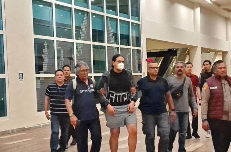 Polisi menggiring salah satu terduga pelaku kasus penembakan terhadap dua orang warga negara Australia saat tiba di Bandara Internasional I Gusti Ngurah Rai, Badung, Bali, Selasa (17/6/2025). ANTARA/HO-Istimewa
