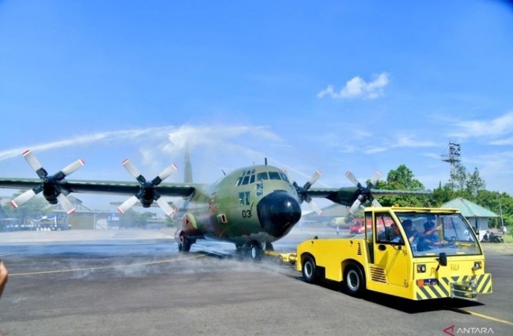 Ilustrasi - Pesawat C-130B Retroff Hercules saat dihadirkan dalam upacara pemberhentian pesawat di Gedung Serbaguna Nurtanio Depohar 10 Lanud Husein Sastranegara, Bandung, Jawa Barat, Rabu (23/5/2025). ANTARA/HO-Penerangan TNI AU/am