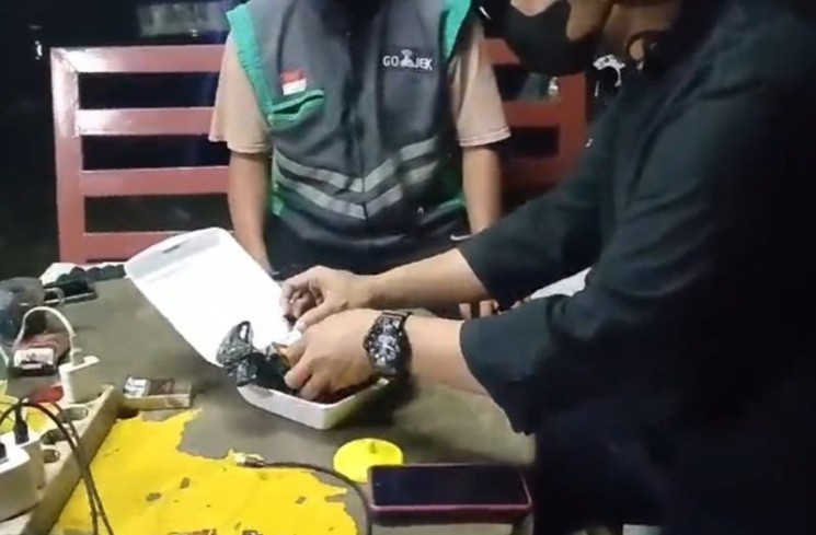 Penyidik Satnarkoba Polres Metro Jakarta Barat memeriksa paket berisi sabu yang sebelumnya hendak diantar tanpa sadar oleh seorang ojek online berinisial MR (32), Minggu (30/6/2024). ANTARA/Dokumentasi Pribadi
