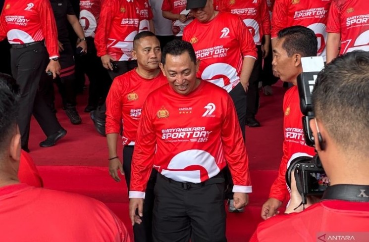 Kapolri Jenderal Pol. Listyo Sigit Prabowo saat pergi meninggalkan acara Bhayangkara Sport Day 2025 di Lapangan Bhayangkara Mabes Polri, Jakarta, Sabtu (21/6/2025). (ANTARA/Rio Feisal)

