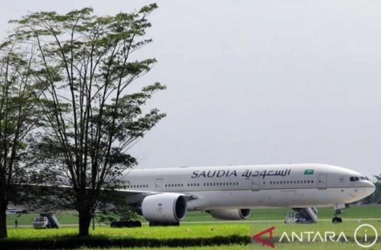 Pesawat Saudia Airlines nomor penerbangan SV-5276 yang mendapat teror bom mendarat darurat di Bandara Internasional Kualanamu, Kabupaten Deli Serdang, Sumatera Utara, Selasa (17/6/2025). FOTO ANTARA
