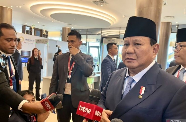 Presiden Prabowo Subianto menjawab pertanyaan wartawan saat ditemui pada sela-sela kegiatannya di St. Petersburg, Rusia, Jumat (20/6/2025). ANTARA/Genta Tenri Mawangi.
