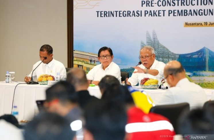 Kepala Otorita IKN Basuki Hadimuljono (ketika dari kiri) memberikan penjelasan kepada pihak yang terlibat dalam pembangunan IKN tahap kedua (ANTARA/HO-dokumen Humas Otorita IKN)
