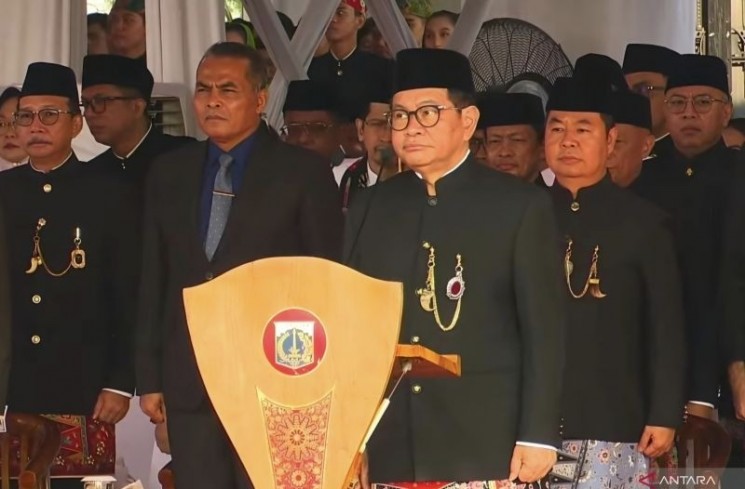 Gubernur DKI Jakarta Pramono Anung Wibowo saat memimpin upacara Hari Ulang Tahun (HUT) ke-498 Kota Jakarta di Lapangan Monas pada Minggu (22/6/2025). ANTARA/HO-Pemprov DKI Jakarta
