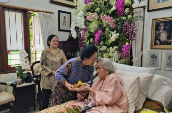 Hangatnya Momen Megawati Suapi Kue ke Istri Jenderal Hoegeng di Hari Ulang Tahun ke-100