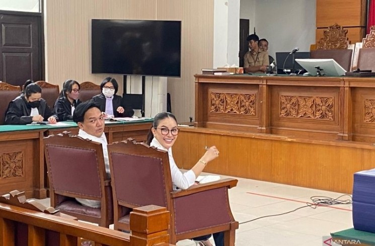 Nikita Mirzani menjalani sidang pembacaan dakwaan di Pengadilan Negeri Jakarta Selatan, Jakarta, Selasa (24/6/2025). ANTARA/Luthfia Miranda Putri.
