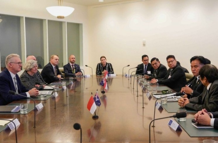 Pertemuan bilateral antara Menko Kumham Imipas RI Yusril Ihza Mahendra dengan Menteri Dalam Negeri Australia Tony Burke di Canberra, Australia, Senin (23/6/2025). (ANTARA/HO-Kemenko Kumham Imipas RI)
