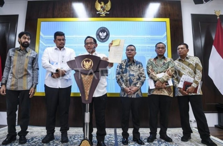Arsip - Mendagri Tito Karnavian (ketiga kiri) bersama Wakil Ketua DPR Sufmi Dasco Ahmad (ketiga kanan), Mensesneg Prasetyo Hadi (kedua kanan), Wamensesneg Bambang Eko Suhariyanto (kanan), Gubernur Sumatera Utara Bobby Nasution (kedua kiri) dan Gubernur Aceh Muzakir Manaf (kiri) memberikan keterangan pers usai mengikuti rapat terbatas dengan Presiden Prabowo Subianto secara daring di Kantor Presiden, Selasa (17/6/2025). (ANTARA FOTO/Galih Pradipta/bar)
