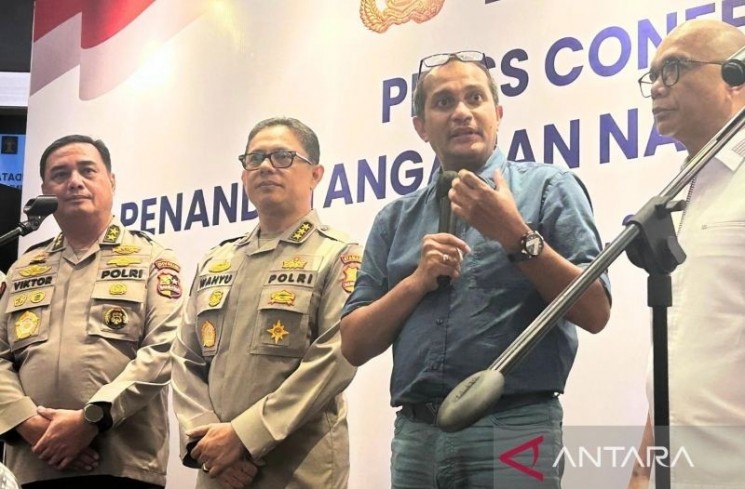 Wakil Menteri Hukum (Wamenkum) Edward Omar Sharif Hiariej (kedua dari kanan) dalam konferensi pers usai acara penandatanganan DIM RUU KUHAP di Jakarta, Senin (23/6/2025). (ANTARA/Agatha Olivia Victoria)
