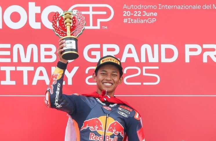 Pembalap muda Indonesia Veda Ega Pratama mengangkat trofi setelah memenangi balapan dalam ajang Red Bull MotoGP Rookies Cup 2025 di Sirkuit Mugello, Italia, Minggu (22/6/2025). (ANTARA/HO-Astra Honda Racing)
