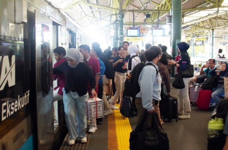 Ilustrasi penumpang kereta api. PT Kereta Api Indonesia (Persero) Daop 1 Jakarta mencatat sebanyak 364.580 tiket kereta api jarak jauh (KAJJ) untuk keberangkatan dari wilayah Daop 1 Jakarta telah terjual pada periode libur 19-30 Juni 2025. ANTARA/PT KAI Daop 1 Jakarta