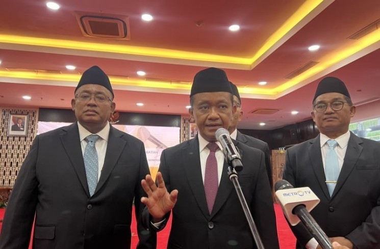 Menteri Energi dan Sumber Daya Mineral (ESDM) Bahlil Lahadalia (tengah) memberi keterangan setelah pelantikan di Kementerian ESDM, Jakarta, Rabu (25/6/2025). (ANTARA/Putu Indah Savitri)
