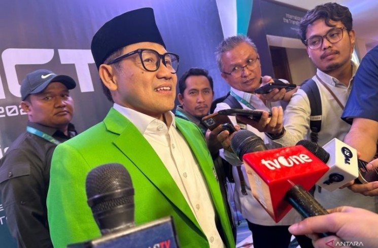 Menteri Koordinator Bidang Pemberdayaan Masyarakat (kiri) Muhaimin Iskandar saat memberikan keterangan usai menghadiri acara International Conference on The Transformation of Pesantren, di kawasan Tanah Abang, Jakarta, Selasa (24/6/2025). ANTARA/Rio Feisal
