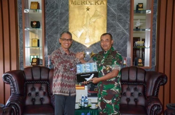 Panglima Kodam XIII/Merdeka Mayjen TNI Suhardi saat menerima kunjungan Kepala Perwakilan Bank Indonesia Provinsi Sulawesi Utara, Joko Supratikno, dalam rangka memperkuat ekonomi dan keamanan daerah. ANTARA/HO-Kodam XIII/Merdeka