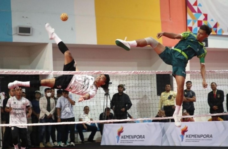 Atlet sepak takraw beradu kemampuan pada Seleksi Nasional Sepak Takraw Piala Menpora 2025 di GBK Arena, Jakarta, yang resmi ditutup pada Kamis (26/6/2025. (Humas Kemenpora RI/Raiky)
