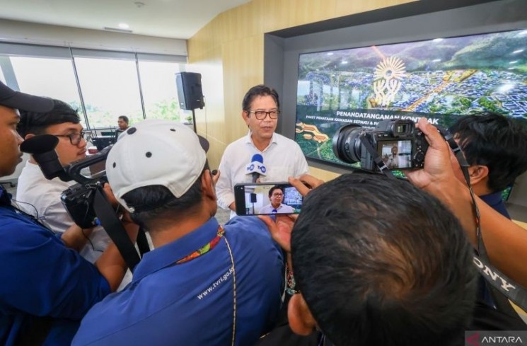 Plt Deputi Bidang Sarana dan Prasarana Otorita IKN Danis H Sumadilaga saat diwawancara sejumlah media (ANTARA/HO-dokumen Humas Otorita IKN)
