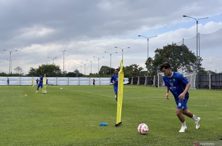 Pemain anyar Persib Bandung Alfreandra Dewangga saat mengikuti latihan perdana di Bandung, Jawa Barat, Minggu (30/6/2025). (ANTARA/Rubby Jovan)
