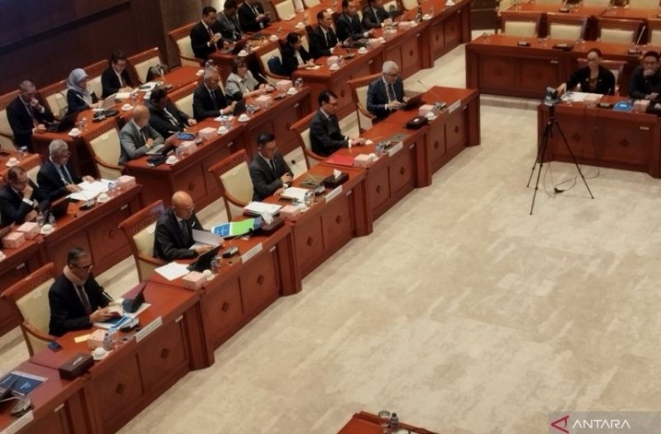 Menteri Luar Negeri Sugiono di kompleks parlemen, Jakarta, Senin (30/6/2025). ANTARA/Bagus Ahmad Rizaldi
