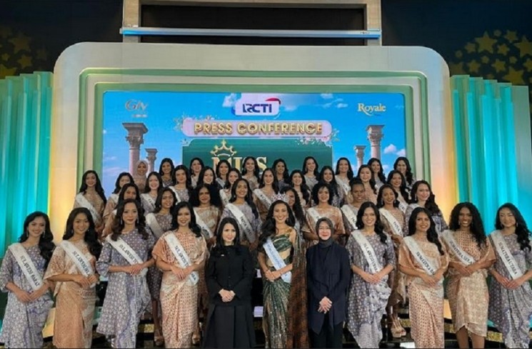 Para Peserta Miss Indonesia 2025, Monica Kezia dan Penyelenggara. (ist)