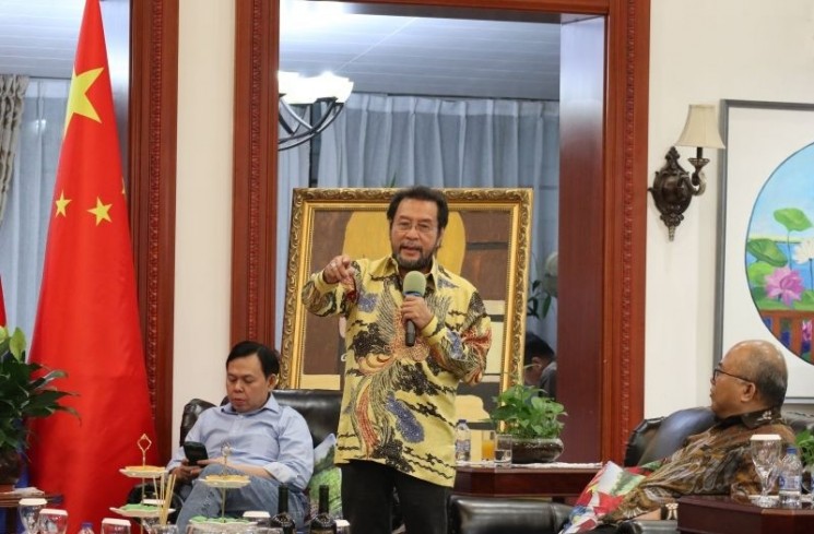 Wakil Ketua DPD RI Yorris Raweyai (berdiri) di KBRI Beijing, China pada Senin (30/6) (ANTARA/Desca Lidya Natalia)
