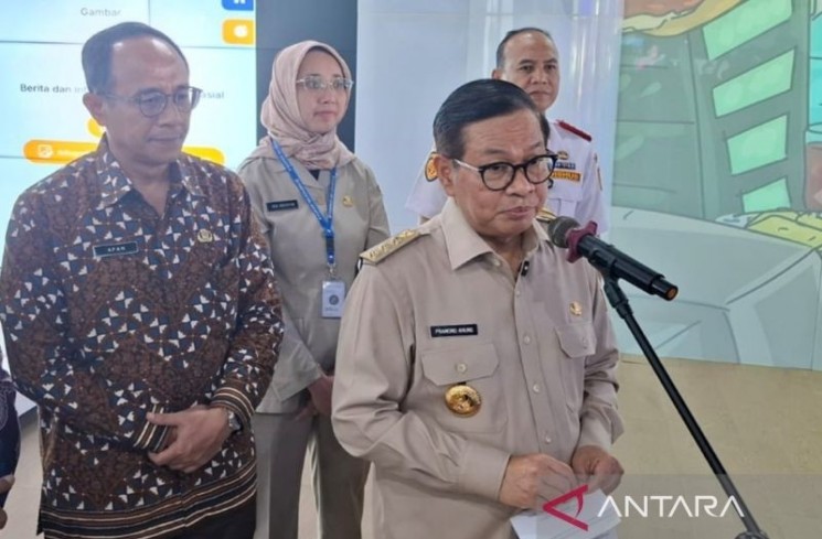 Gubernur DKI Jakarta Pramono Anung Wibowo saat dijumpai di Kantor Dinas Cipta Karya, Tata Ruang, dan Pertahanan Provinsi DKI Jakarta, Selasa (1/7/2025). ANTARA/Lifia Mawaddah Putri.
