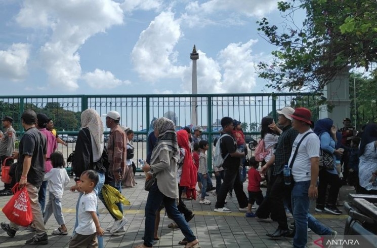 Sejumlah warga antusias untuk menghadiri perayaan HUT ke-79 Bhayangkara di kawasan Monas, Jakarta Pusat, Selasa (1/7/2025). ANTARA/Ilham Kausar
