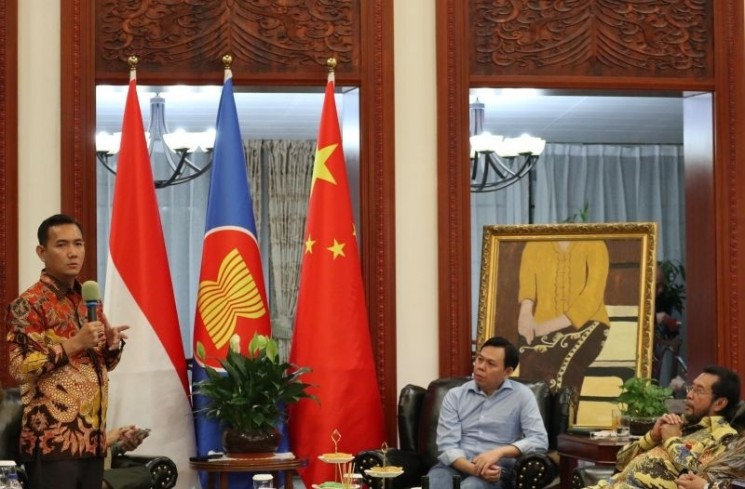 Ketua Komisi Penyiaran Indonesia (KPI) Pusat Ubaidillah (berdiri) di KBRI Beijing, China pada Senin (30/6). (ANTARA/Desca Lidya Natalia)
