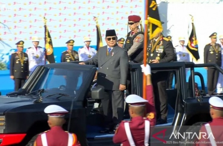 Presiden RI Prabowo Subianto didampingi Kapolri Jenderal Pol. Listyo Sigit Prabowo menaiki Maung melakukan inspeksi pasukan Upacara pada Peringatan HUT Ke-79 Bhayangkara di Lapangan Monumen Nasional (Monas), Jakarta, Selasa (1/7/2025). (ANTARA/Mentari Dwi Gayati)
