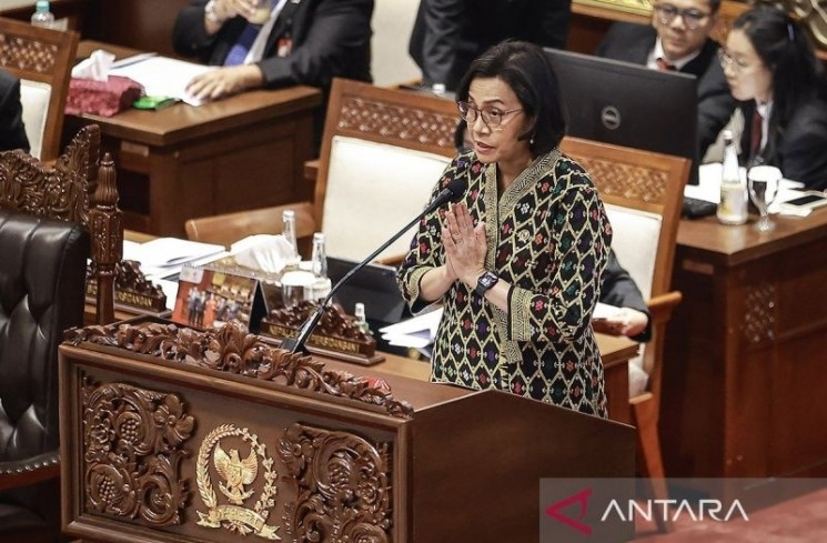 Menteri Keuangan Sri Mulyani Indrawati menyampaikan keterangan Pemerintah pada Rapat Paripurna ke-21 Masa Persidangan IV Tahun Sidang 2024-2025 di Kompleks Parlemen, Senayan, Jakarta, Selasa (1/7/2025). ANTARA FOTO/Dhemas Reviyanto/rwa/aa.
