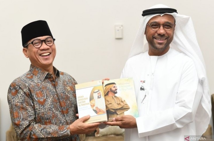 Menteri Desa dan Pembangunan Daerah Tertinggal (Mendes PDT) Yandri Susanto saat menerima audiensi Duta Besar (Dubes) UEA untuk RI Abdulla Salem Al-Dhaheri di kediamannya, Jakarta, Selasa (1/7/2025). ANTARA/HO-Humas Kemendes PDT.
