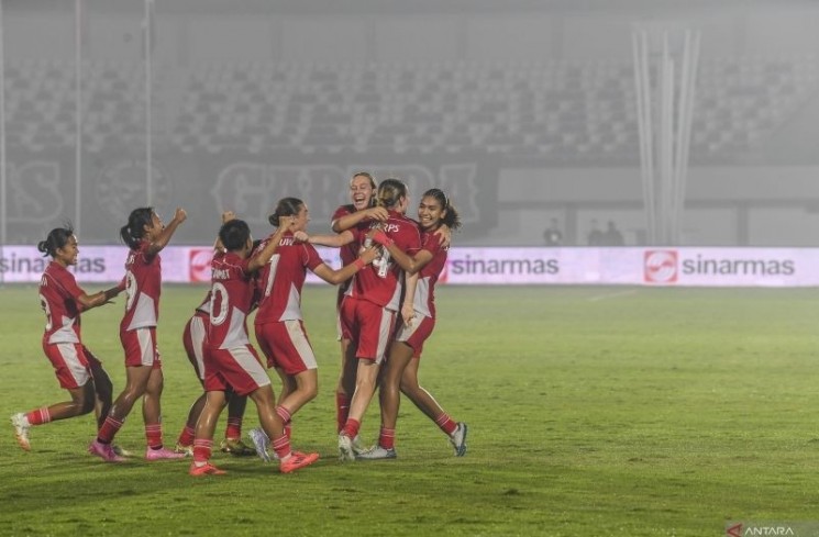 Pesepak bola Timnas Putri Indonesia Isa Guusje Warps (kedua kanan) bersama rekan merayakan gol ke gawang Timnas Putri Kirgistan pada pertandingan kualifikasi Piala Asia Wanita 2026 Grup D di Stadion Indomilk Arena, Kabupaten Tangerang, Banten, Minggu (29/6/2025). ANTARA FOTO/Galih Pradipta/rwa.
