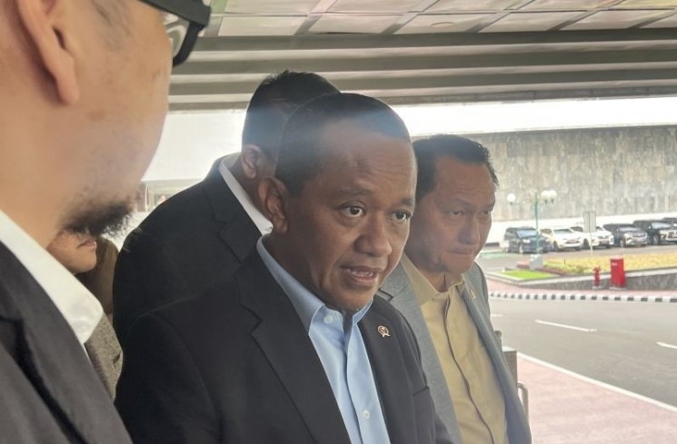 Menteri Energi dan Sumber Daya Mineral (ESDM) Bahlil Lahadalia (kiri) bersama Ketua Komisi XII DPR Bambang Patijaya (kanan) setelah Rapat Kerja dengan Komisi XII DPR di Jakarta, Rabu (2/7/2025). (ANTARA/Putu Indah Savitri)
