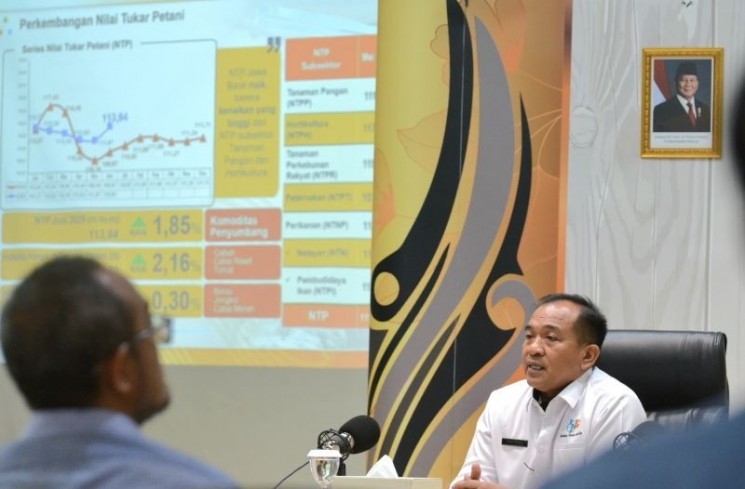 Kepala Badan Pusat Statistik (BPS) Jawa Barat Darwis Sitorus memberikan paparan di Gedung BPS Jabar, Selasa (1/7/2025). (ANTARA/HO BPS Jabar)
