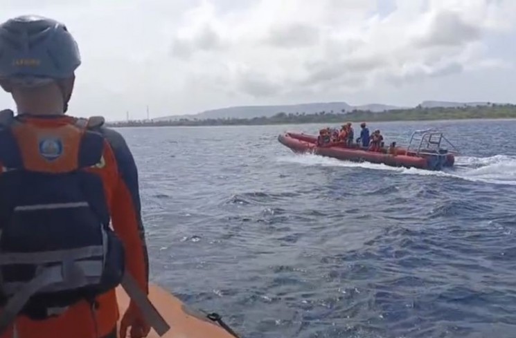 Basarnas Bali menggunakan RIB mencari korban KMP Tunu Pratama Jaya sambil menunggu alut KN SAR Arjuna tiba, Denpasar, Kamis (3/7/2025). ANTARA/HO-Basarnas Bali
